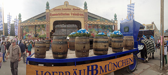 Mittags kommt auch mal ein Gespann der Hofbräu vorbei, denn im Velodrom gibt es seit 2014 auch Bier im Ausschank (©Foto. Martin Schmitz)